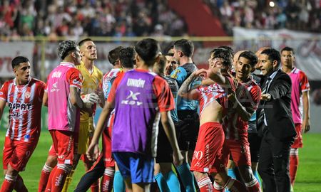 En un polémico final, Unión igualó 2 a 2 ante Central Córdoba y los jugadores le fueron al humo a Nazareno Arasa. En un polémico final, Unión igualó 2 a 2 ante Central Córdoba y los jugadores le fueron al humo a Nazareno Arasa.
