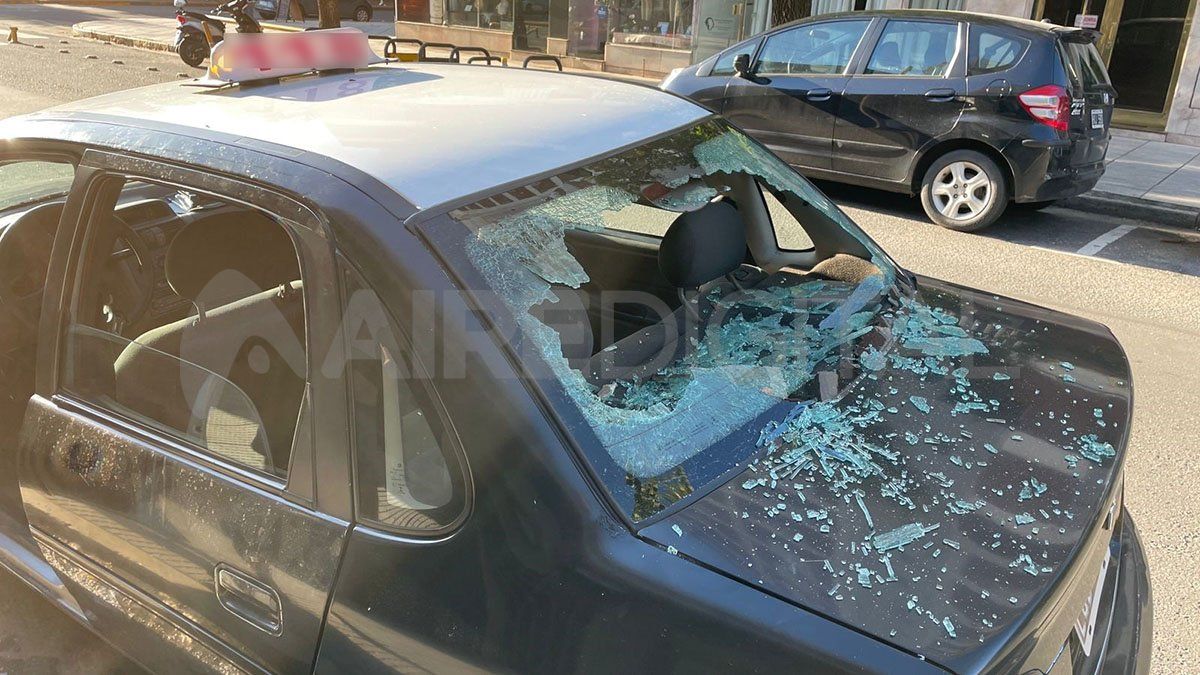 Así quedó el taxi tras el ataque a piedrazos.
