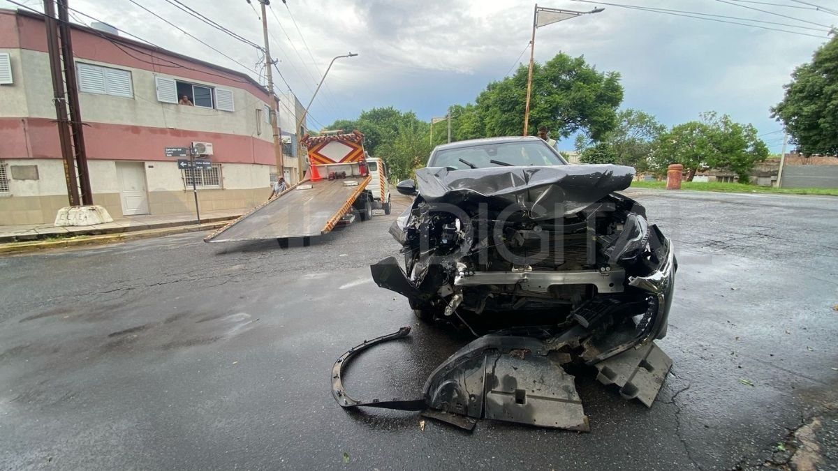 El auto quedó completamente destruido en la parte delantera. El auto quedó completamente destruido en la parte delantera.