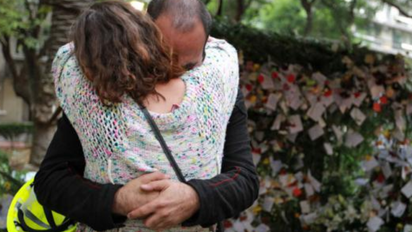 El mensaje oculto de soñar con alguien fallecido que te abraza