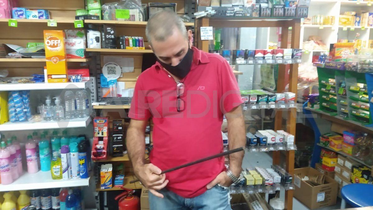 Eduardo González, el dueño de Full Monty , tiene en sus manos el fierro con el que enfrentó al ladrón el martes pasado