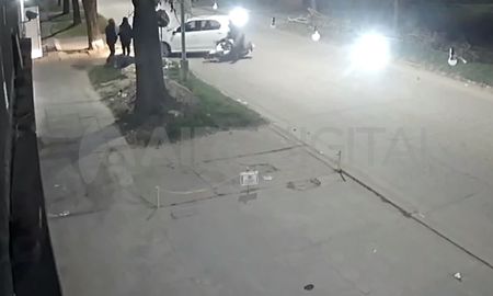 Captura del video: el momento en que el vecino atropelló a los delincuentes para evitar que le roben Captura del video: el momento en que el vecino atropelló a los delincuentes para evitar que le roben