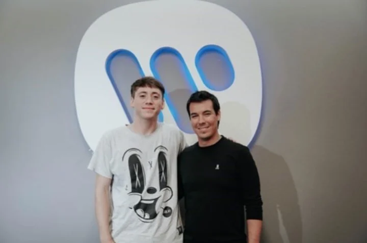 Paulo Londra con Alejandro Duque, presidente de Warner Music Latina.&nbsp;