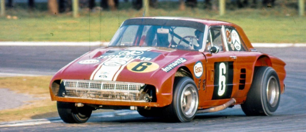 Lole debutó en el Turismo Carretera el domingo 28 de julio de 1968 en las 100 Vueltas de Shell en el Autódromo de Buenos Aires. Lo hizo con el Falcon Angostado (llamado así porque la carrocería estaba recortada 150 mm en el centro), que estaba impulsado por un motor F100 V8 de 4000 cc y 300 HP, que alcanzaba los 260 km/h, con el que ganó la 2ª serie (a 50 vueltas) y culminó 4º por suma de tiempos. (Foto 5)