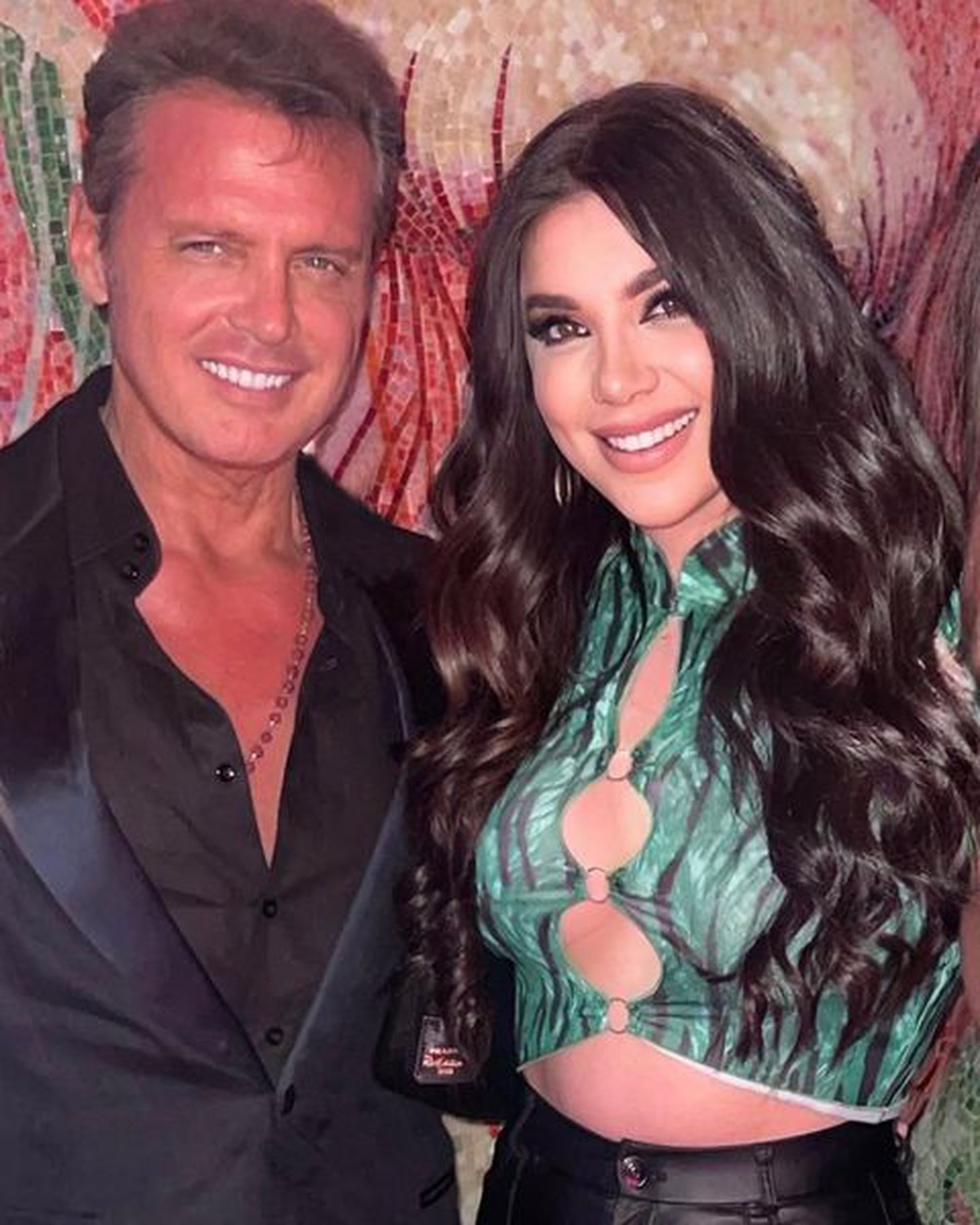 Luis Miguel, junto a una fanática en un restaurante de Miami. (Foto: Instagram/@naiza)