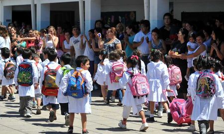 Con la incorporación de las escuelas de las grandes ciudades, todas las primarias de la provincia de Santa Fe contarán con cinco horas de clases por día. Con la incorporación de las escuelas de las grandes ciudades, todas las primarias de la provincia de Santa Fe contarán con cinco horas de clases por día.