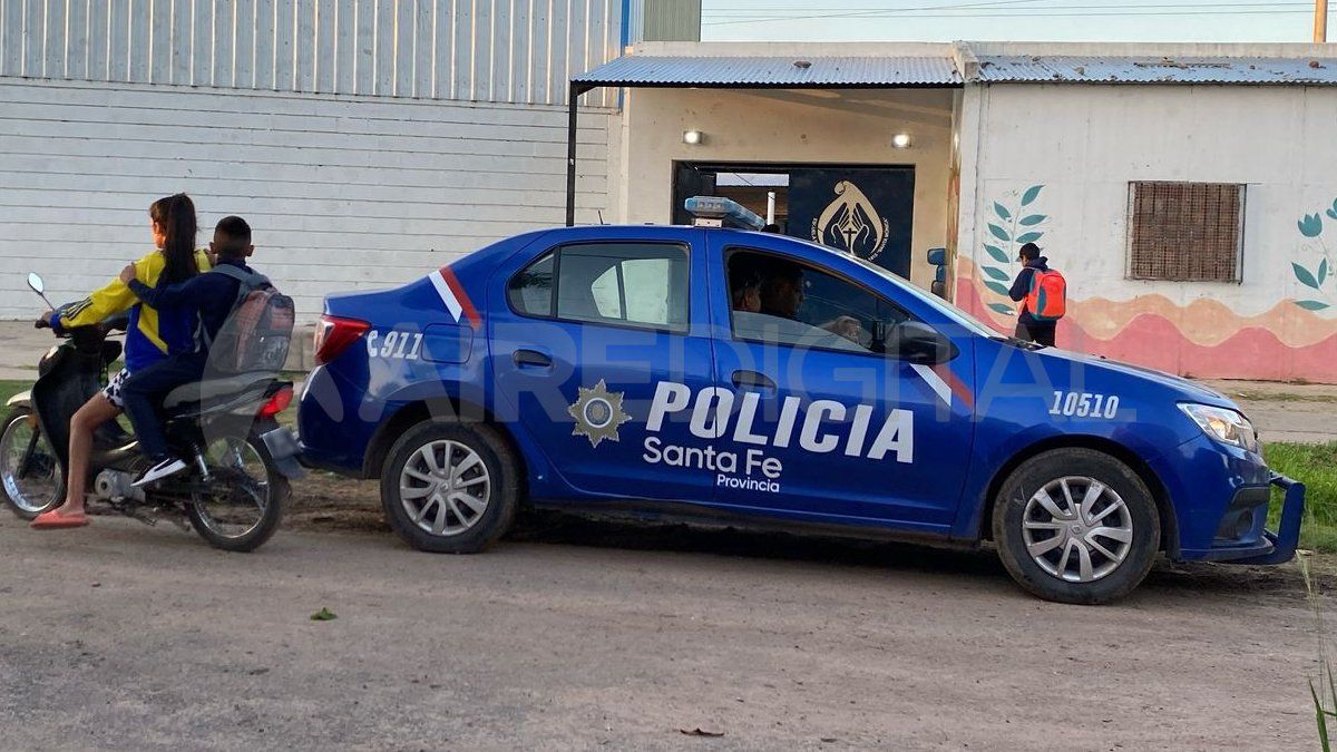 Un patrullero custodia el ingreso y egreso de los alumnos de la escuela Santa Mónica