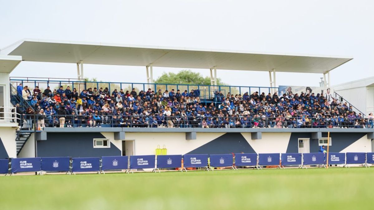 Talleres entrenó bajó la mirada de Carlos Tévez y cientos de hinchas que miraban el trabajo desde las tribunas. Talleres entrenó bajó la mirada de Carlos Tévez y cientos de hinchas que miraban el trabajo desde las tribunas.