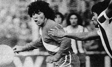 Diego Maradona debutó en Primera División con la camiseta de Argentinos Juniors hace 46 años, ante Talleres. Diego Maradona debutó en Primera División con la camiseta de Argentinos Juniors hace 46 años, ante Talleres.