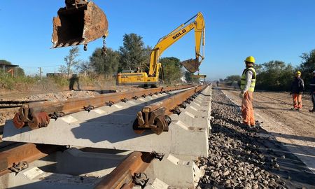 La obra, enmarcada en el Plan de Modernización del Transporte Ferroviario, avanzó con el montaje de los tramos iniciales. La obra, enmarcada en el Plan de Modernización del Transporte Ferroviario, avanzó con el montaje de los tramos iniciales.