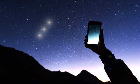 En la aparente quietud del cielo nocturno, hay millones de historias diferentes de estrellas que se transforman y un Universo que se expande constantemente. En la aparente quietud del cielo nocturno, hay millones de historias diferentes de estrellas que se transforman y un Universo que se expande constantemente.