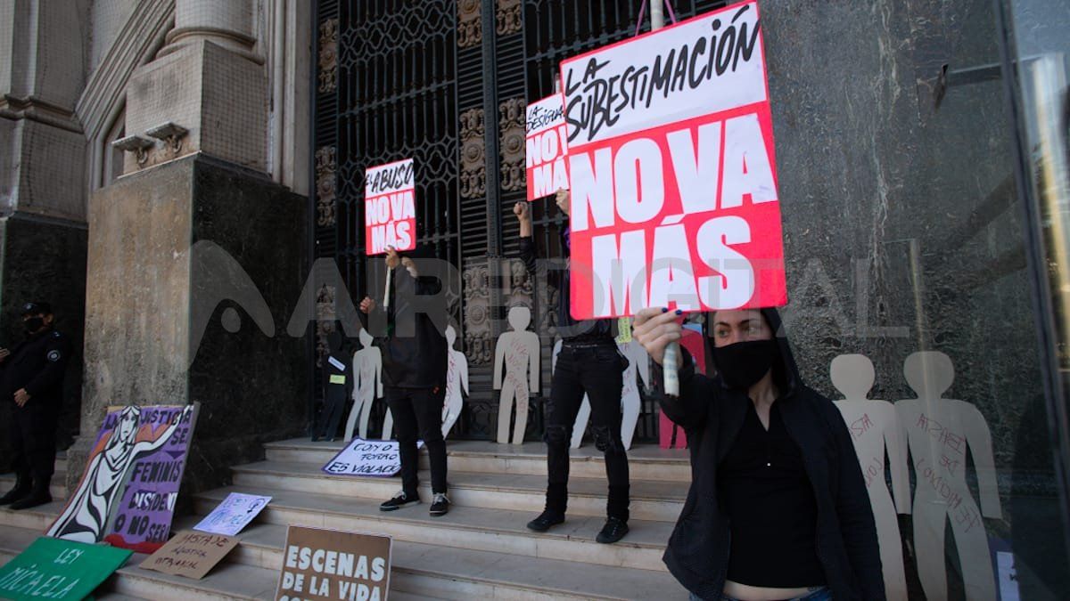 La revisión de la resolución se realiza en la Cámara de Apelaciones en lo Penal de Santa Fe ubicada en el primer piso.