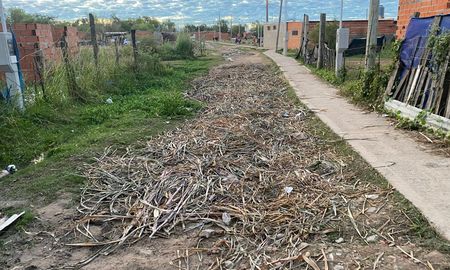 Los vecinos rellenaron una de las calles afectadas para poder hacer más accesible el paso. Los vecinos rellenaron una de las calles afectadas para poder hacer más accesible el paso.
