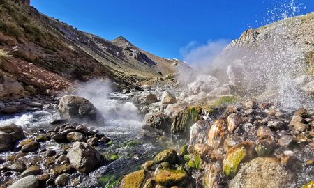 Los géiseres de Los Tachos se alimentan del calor residual del volcán Domuyo, la cumbre más alta de la Patagonia, que calienta el agua subterránea hasta generar erupciones de vapor constantes. Los géiseres de Los Tachos se alimentan del calor residual del volcán Domuyo, la cumbre más alta de la Patagonia, que calienta el agua subterránea hasta generar erupciones de vapor constantes.