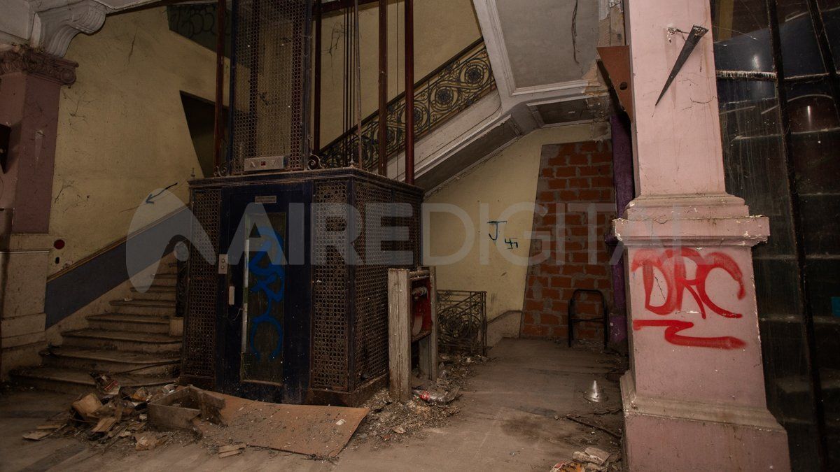 Así se encuentra el ascensor del histórico edificio donde, además, funcionó desde 1993 la primera escalera mecánica de la región.