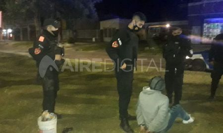 Personal de la policía comunitaria detuvo al ladrón y le secuestró una réplica de arma de fuego Personal de la policía comunitaria detuvo al ladrón y le secuestró una réplica de arma de fuego