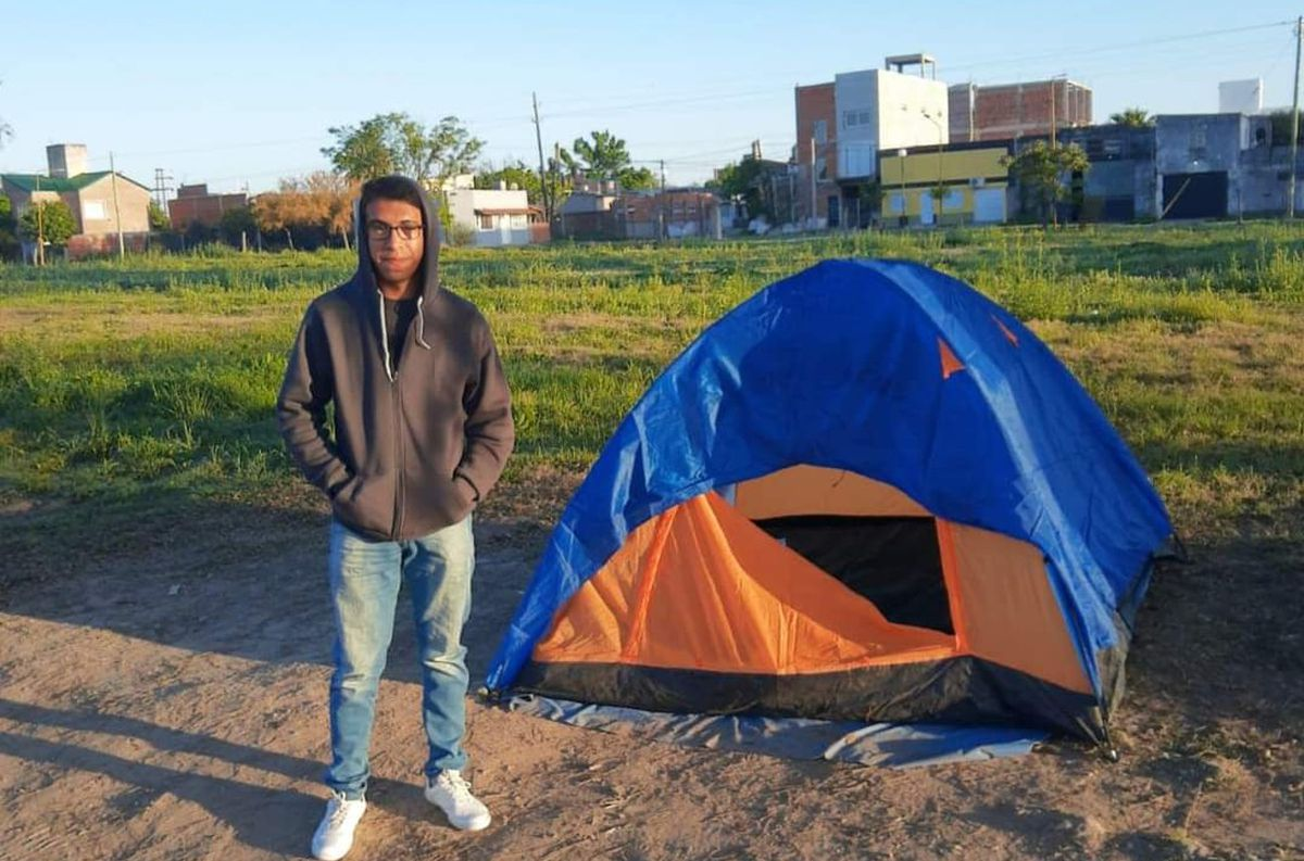 La historia del estudiante cordobés que acampó frente a una universidad para poder rendir a tiempo