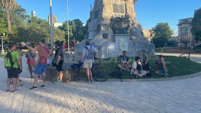 Preocupación por la derogación de la ley de alquileres: inquilinos de Santa Fe se reunieron en la Plaza San Martín y anunciaron medidas