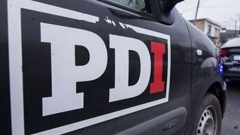 Dos jóvenes fueron identificados tras pagar con comprobantes falsos en un local de comidas. La PDI secuestró celulares usados en la maniobra. Dos jóvenes fueron identificados tras pagar con comprobantes falsos en un local de comidas. La PDI secuestró celulares usados en la maniobra.