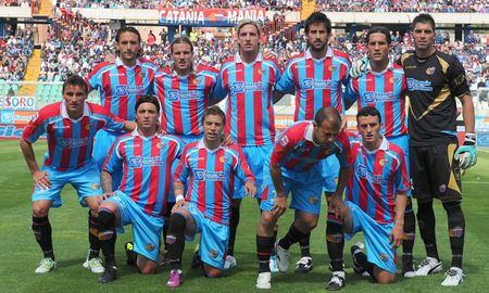 El Calcio Catania de Italia, donde jugaron varios argentinos, fue declarado en quiebra por las malas administraciones. El Calcio Catania de Italia, donde jugaron varios argentinos, fue declarado en quiebra por las malas administraciones.