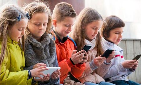 Una investigación reveló que los celulares son tan malos para los chicos como la comida chatarra