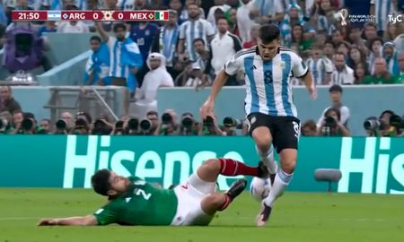 Marcos Acuña fue barrido por Nestor Araujo y el mexicano fue el primer jugador en ver la tarjeta amarilla en el partido ante Argentina, por el Mundial Qatar 2022. Marcos Acuña fue barrido por Nestor Araujo y el mexicano fue el primer jugador en ver la tarjeta amarilla en el partido ante Argentina, por el Mundial Qatar 2022.