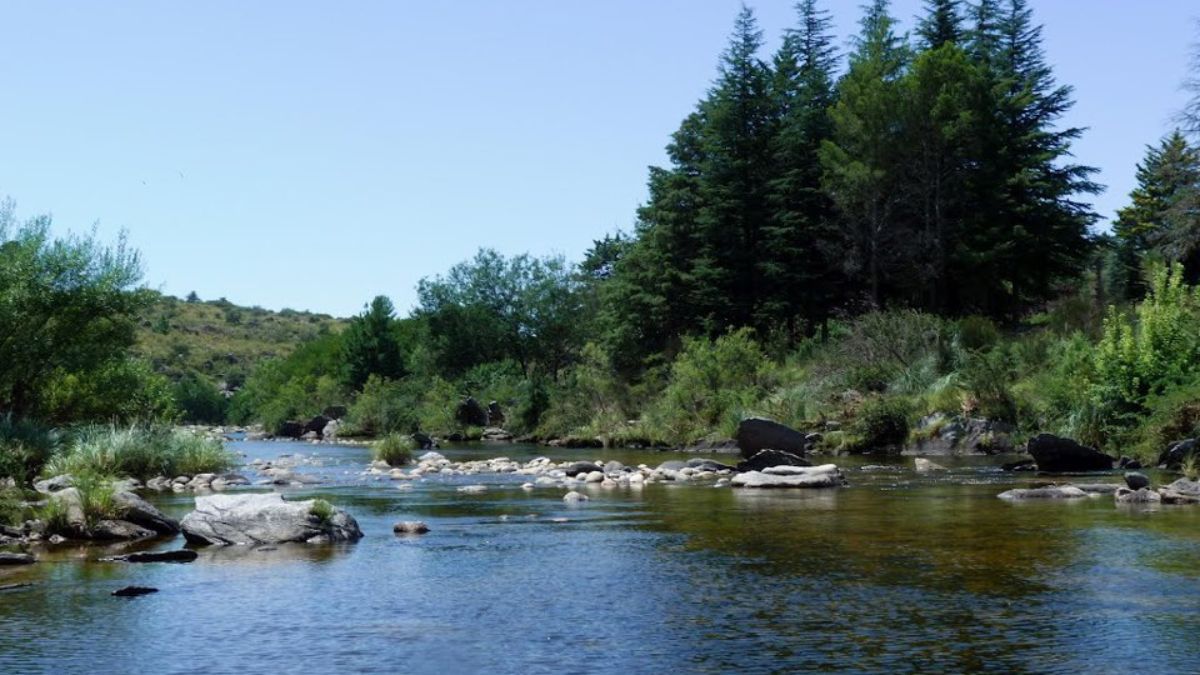 Este destino ofrece una pausa real entre senderos serranos, playas sobre el río y caminatas que invitan a bajar un cambio. Este destino ofrece una pausa real entre senderos serranos, playas sobre el río y caminatas que invitan a bajar un cambio.
