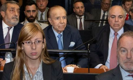 Carlos Menem en los tribunales de Comodoro Py antes escuchar el fallo de la causa por el encubrimiento del atentado a la Amia en la que finalmente fue absuelto. Archivo 2019. Carlos Menem en los tribunales de Comodoro Py antes escuchar el fallo de la causa por el encubrimiento del atentado a la Amia en la que finalmente fue absuelto. Archivo 2019.
