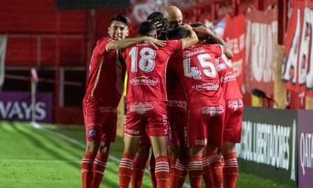 El Bicho ganó sobre el final y aseguró el primer puesto de su grupo en la Copa Libertadores. El Bicho ganó sobre el final y aseguró el primer puesto de su grupo en la Copa Libertadores.