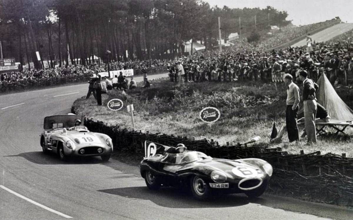 Al momento del accidente, el británico Mike Hawthorn (Jaguar D-Type N° 6) y Juan Manuel Fangio (Mercedes 300 SLR N° 19) protagonizaron una dura lucha por la punta de la carrera, tal es así que intercambiaron las posiciones y batieron varias veces los récords de vuelta.