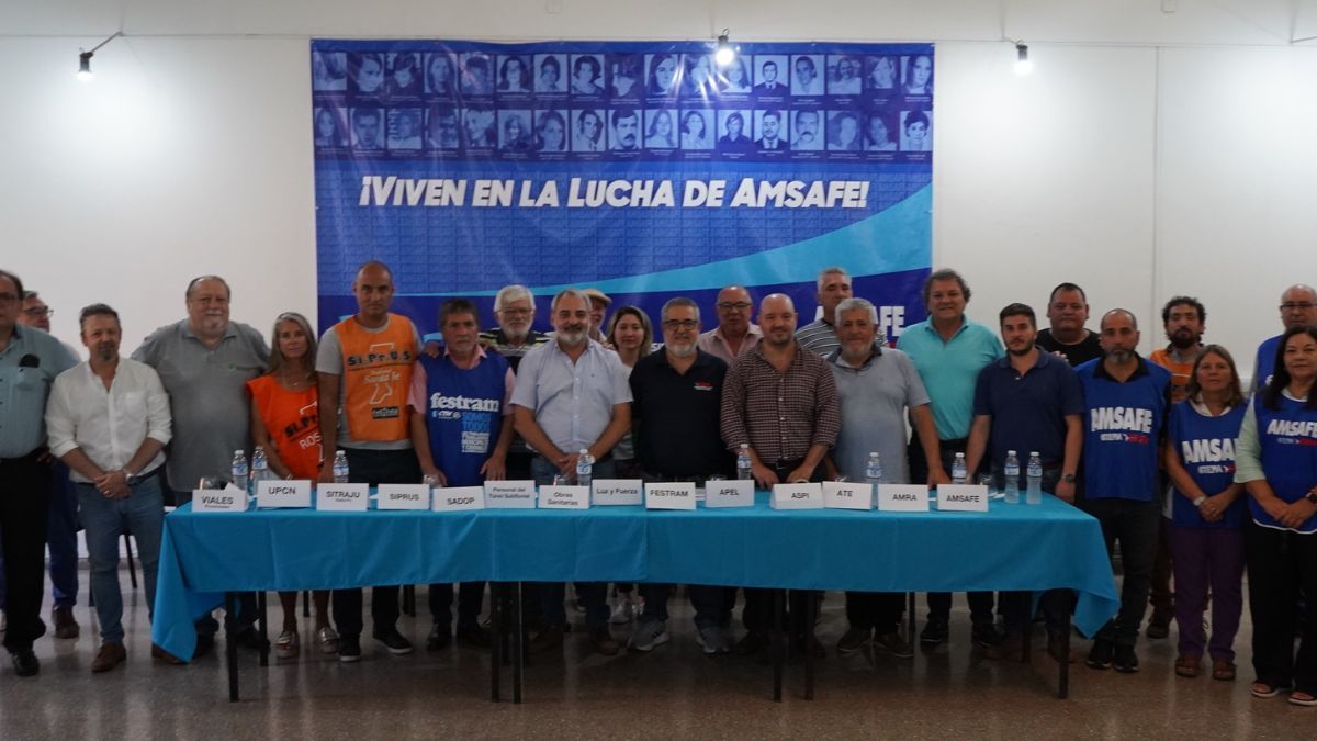 Los gremios estatales nucleados en la CGT y CTA Santa Fe realizaron una declaración conjunta en rechazo del incumplimiento del acuerdo paritario 2023.&nbsp;