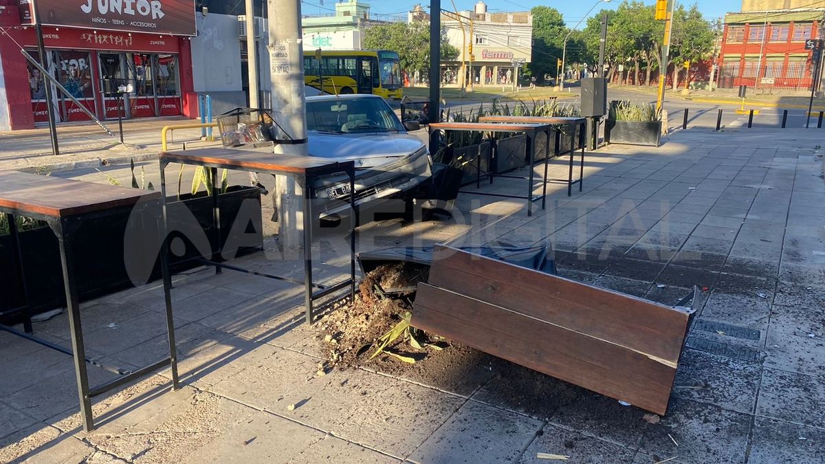 Una parte del coche quedó encima de la vereda, y la otra, sobre la calzada.