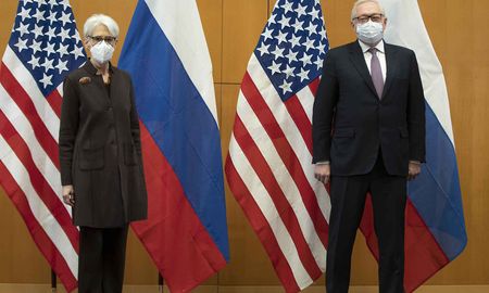 La subsecretaria de Estado norteamericana, Wendy Sherman, mantuvo el lunes una conversación en Ginebra de siete horas con el vicecanciller ruso, Sergei Riabkov. La subsecretaria de Estado norteamericana, Wendy Sherman, mantuvo el lunes una conversación en Ginebra de siete horas con el vicecanciller ruso, Sergei Riabkov.