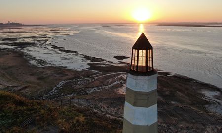 El faro, al amanecer, desde el drone de Taleb. El faro, al amanecer, desde el drone de Taleb.