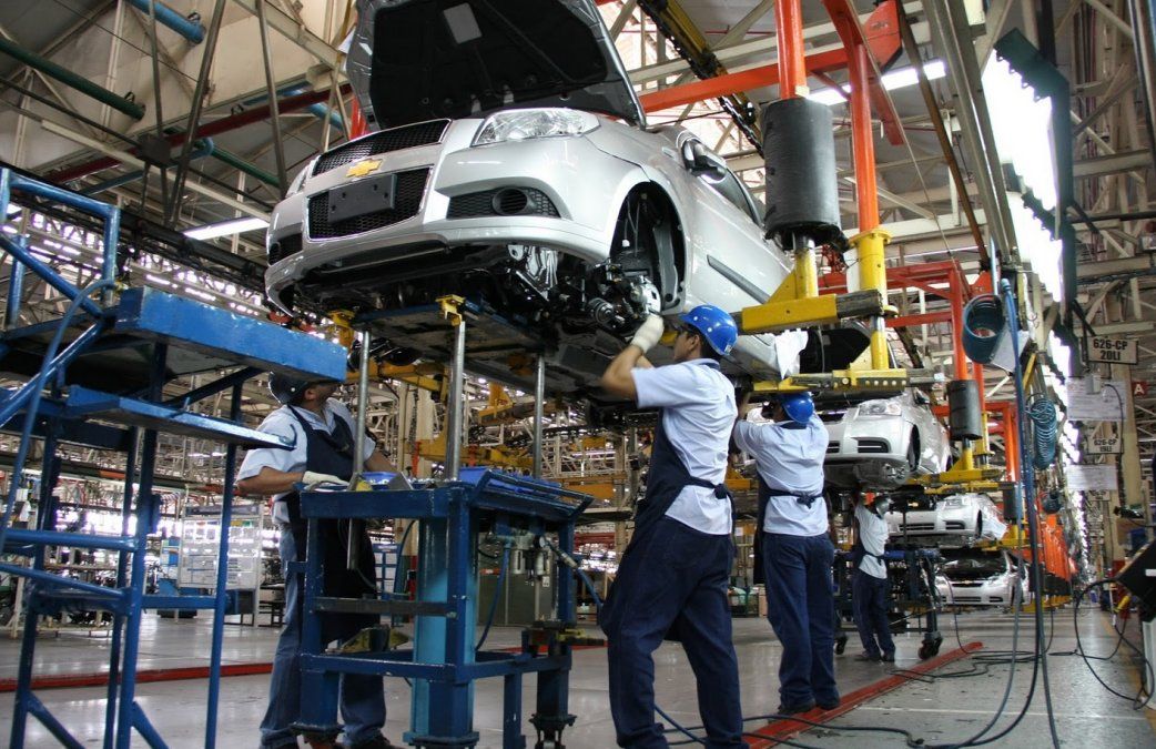 La industria cayó 2,3% en diciembre y cerró el año con una baja del 4,6%