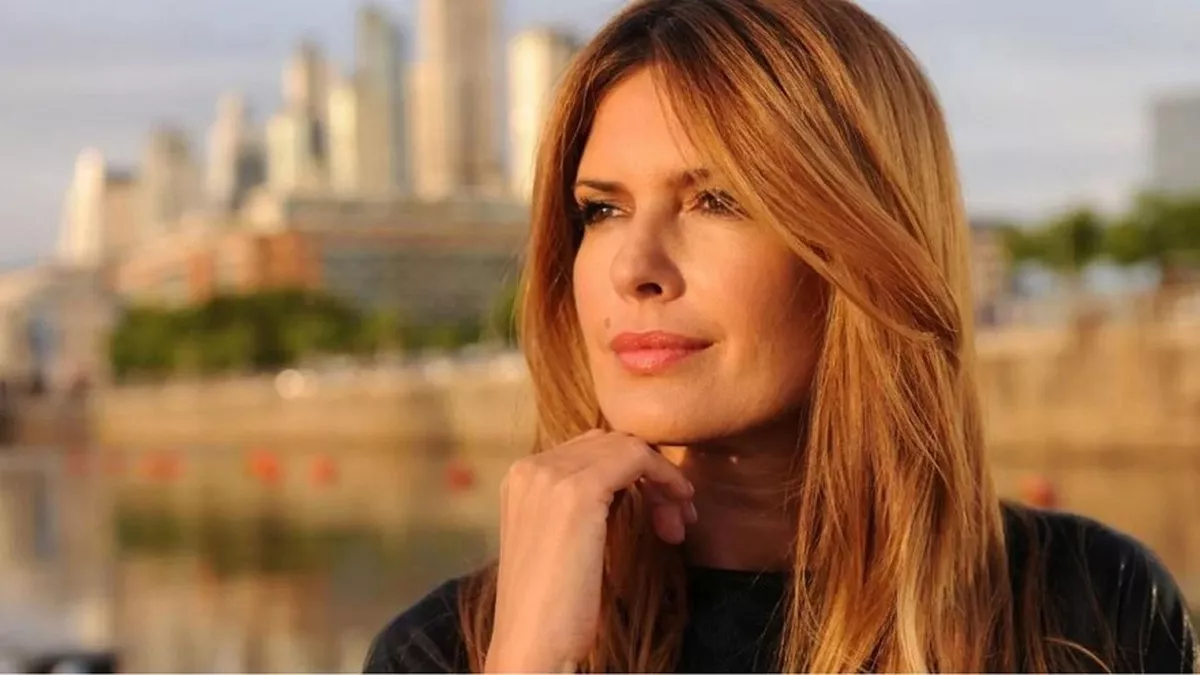 Isabel Macedo impact&oacute; con su rubio platinado.&nbsp;