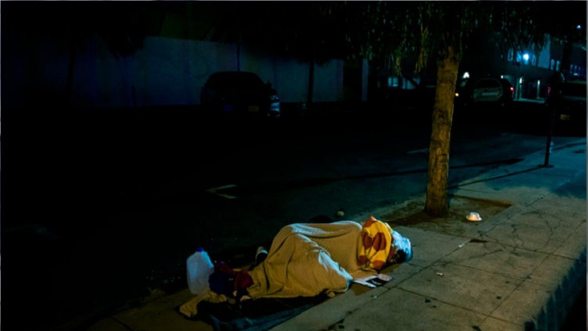 Envenenaba a indigentes y los filmaba mientras agonizaban