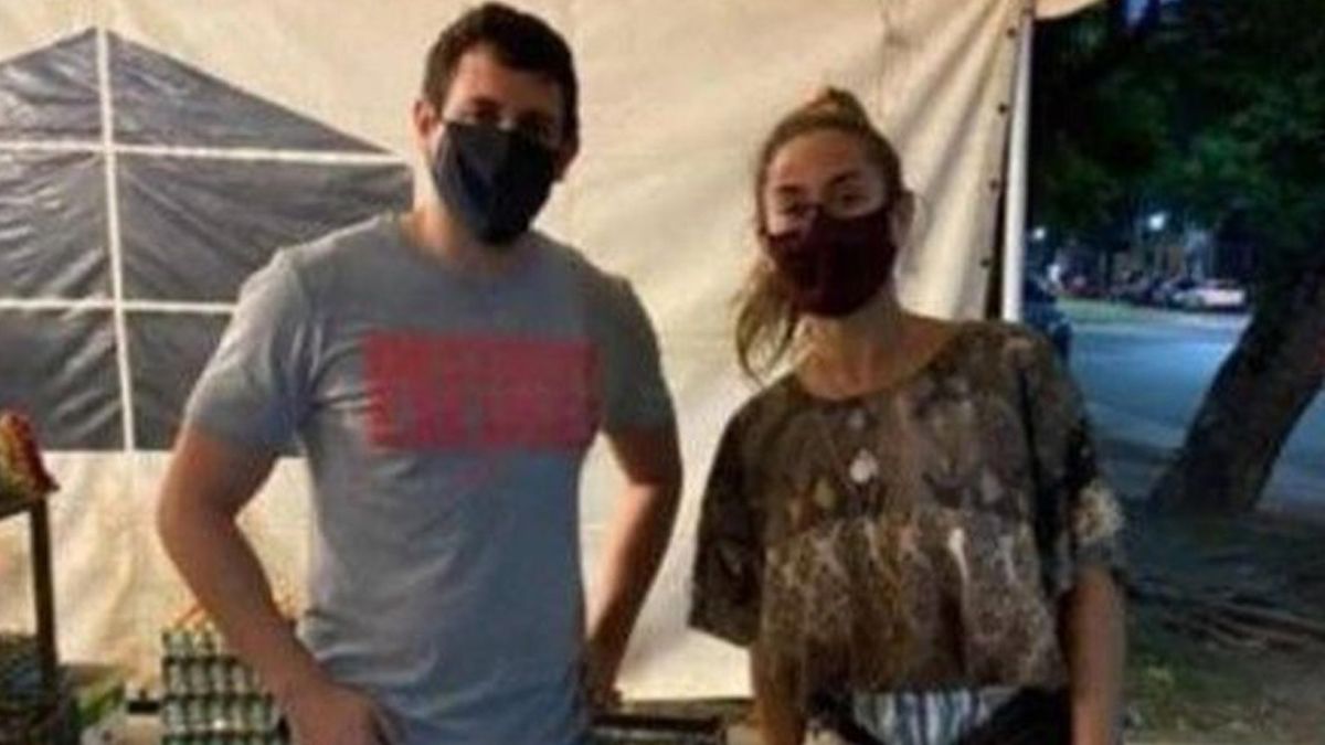 Jimena Barón junto a un fan en Tucumán