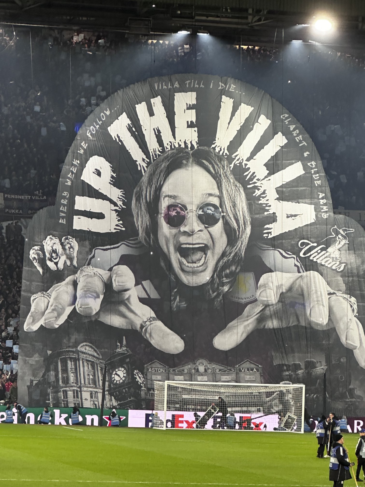 El homenaje de los hinchas de Aston Villa a Ozzy Osbourne. El homenaje de los hinchas de Aston Villa a Ozzy Osbourne.