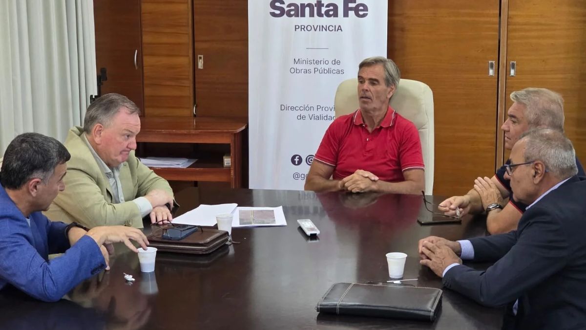 En la DVP la comitiva del departamento San Cristóbal fue recibida por el Administrador de Vialidad Provincial, Ing. Pablo Seghezzo. En la DVP la comitiva del departamento San Cristóbal fue recibida por el Administrador de Vialidad Provincial, Ing. Pablo Seghezzo.