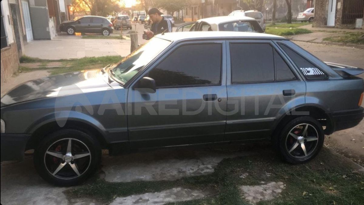 Robaron un auto Ford Scort estacionado en 3 de Febrero y Doctor Zavalla.