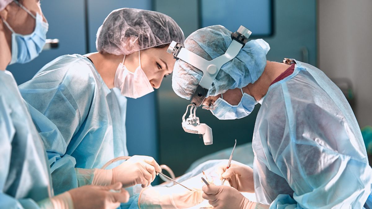 La cirugía es el procedimiento más invasivo que las pacientes padecen cuando se trata de una mastectomía. La cirugía es el procedimiento más invasivo que las pacientes padecen cuando se trata de una mastectomía.