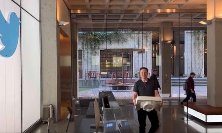 Horas previas al esperado anuncio, Musk había publicado un vídeo donde se lo podía ver ingresando a las oficinas de Twitter en San Francisco, con una bacha de baño entre sus manos y un gesto de alegría. Horas previas al esperado anuncio, Musk había publicado un vídeo donde se lo podía ver ingresando a las oficinas de Twitter en San Francisco, con una bacha de baño entre sus manos y un gesto de alegría.