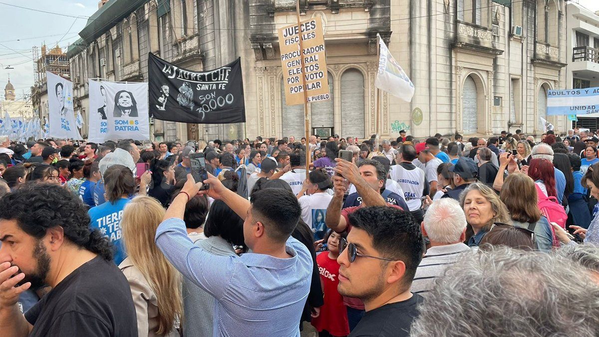 En Santa Fe se realizó una movilización en apoyo a la vicepresidenta de la Nación, Cristina Fernández de Kirchner, quien enfrenta un juicio por presunto direccionamiento de la obra pública.