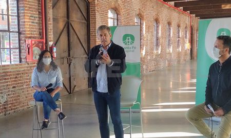 El intendente Emilio Jatón, junto con el secretario de Desarrollo Urbano, Javier Mendiondo, explicaron los detalles de los nuevos códigos de Habitabilidad y Patrimonio Arquitectónico. El intendente Emilio Jatón, junto con el secretario de Desarrollo Urbano, Javier Mendiondo, explicaron los detalles de los nuevos códigos de Habitabilidad y Patrimonio Arquitectónico.