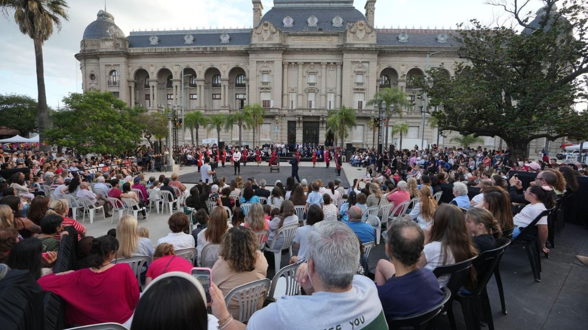 Los vecinos se acercaron a la Plaza 25 de Mayo en el cierre de la Semana Invencible. Los vecinos se acercaron a la Plaza 25 de Mayo en el cierre de la Semana Invencible.