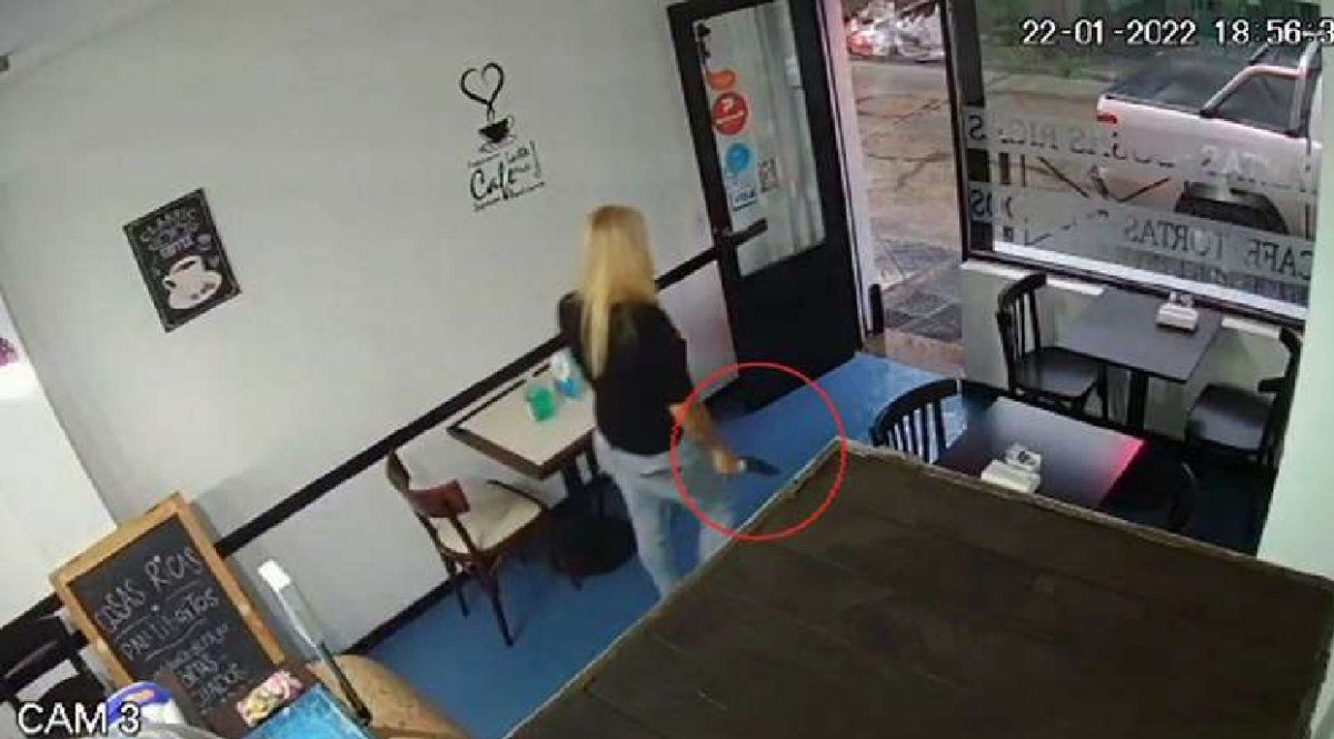 La dueña de una confitería enfrentó con una cuchilla a dos ladrones armados: Estaba decidida a correrlos