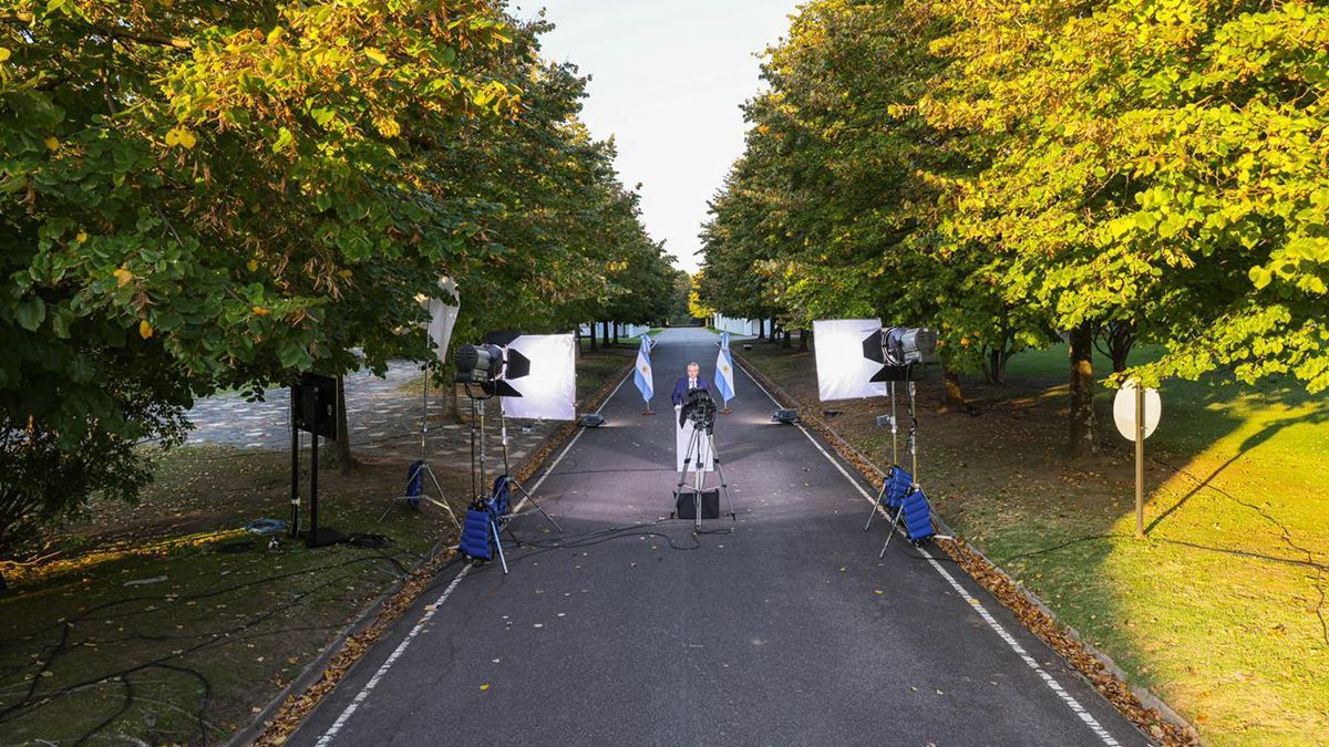 En un mensaje grabado, el presidente Alberto Fernández anunció este miércoles medidas restrictivas ante la segunda ola de contagios de covid.