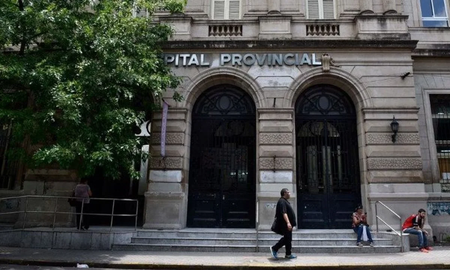 Un joven resultó herido en Rosario tras caer de un árbol cuando intentó robar cables de electricidad Un joven resultó herido en Rosario tras caer de un árbol cuando intentó robar cables de electricidad