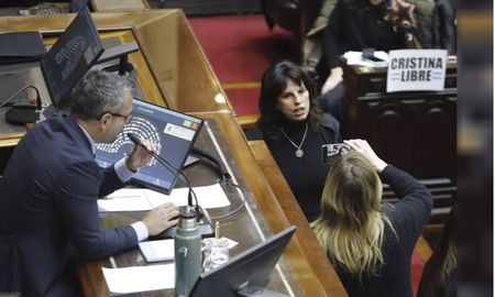 El presidente de la Cámara de Diputados, Martín Menem, levantó la sesión luego de que la situación se pusiera incontrolable. El presidente de la Cámara de Diputados, Martín Menem, levantó la sesión luego de que la situación se pusiera incontrolable.